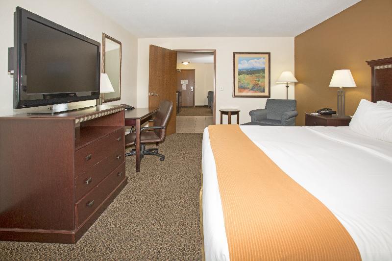 Holiday Inn Express & Suites Pueblo By Ihg Exterior foto